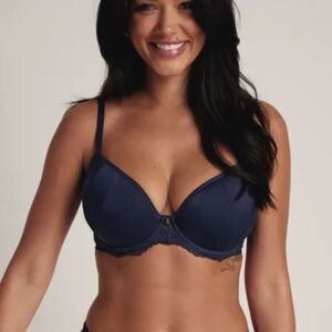 Beautiful and adjustable navy NWT 32E bra